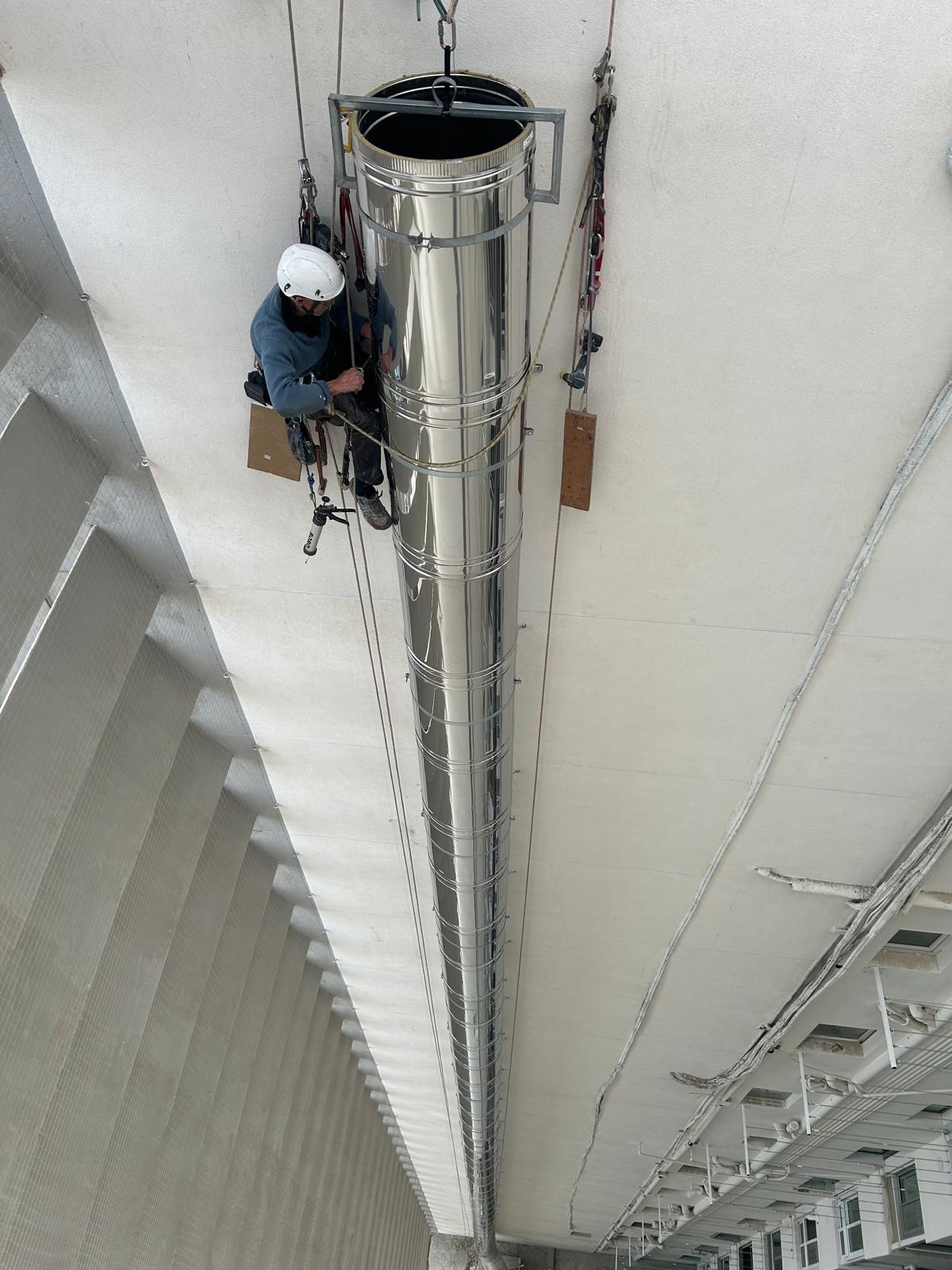 Instalación de chimeneas metálicas en cubierta