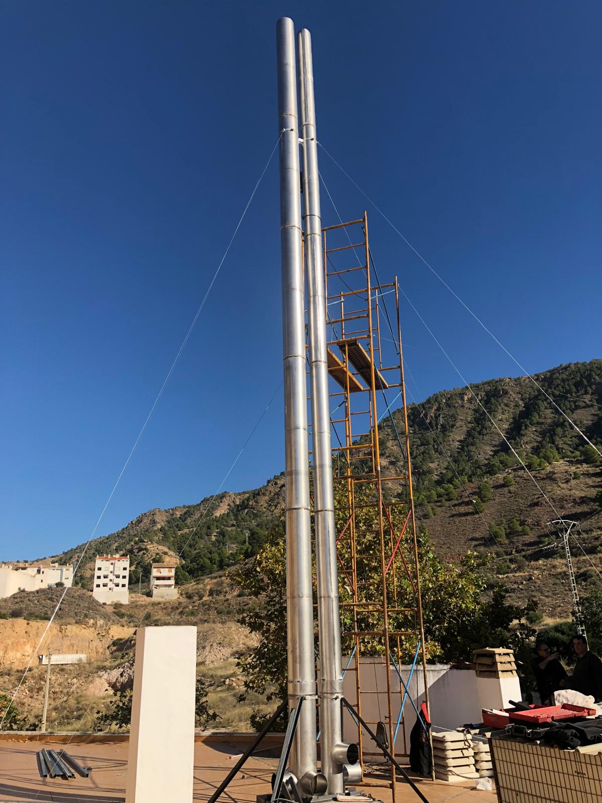 Salida de humos industrial en fachada