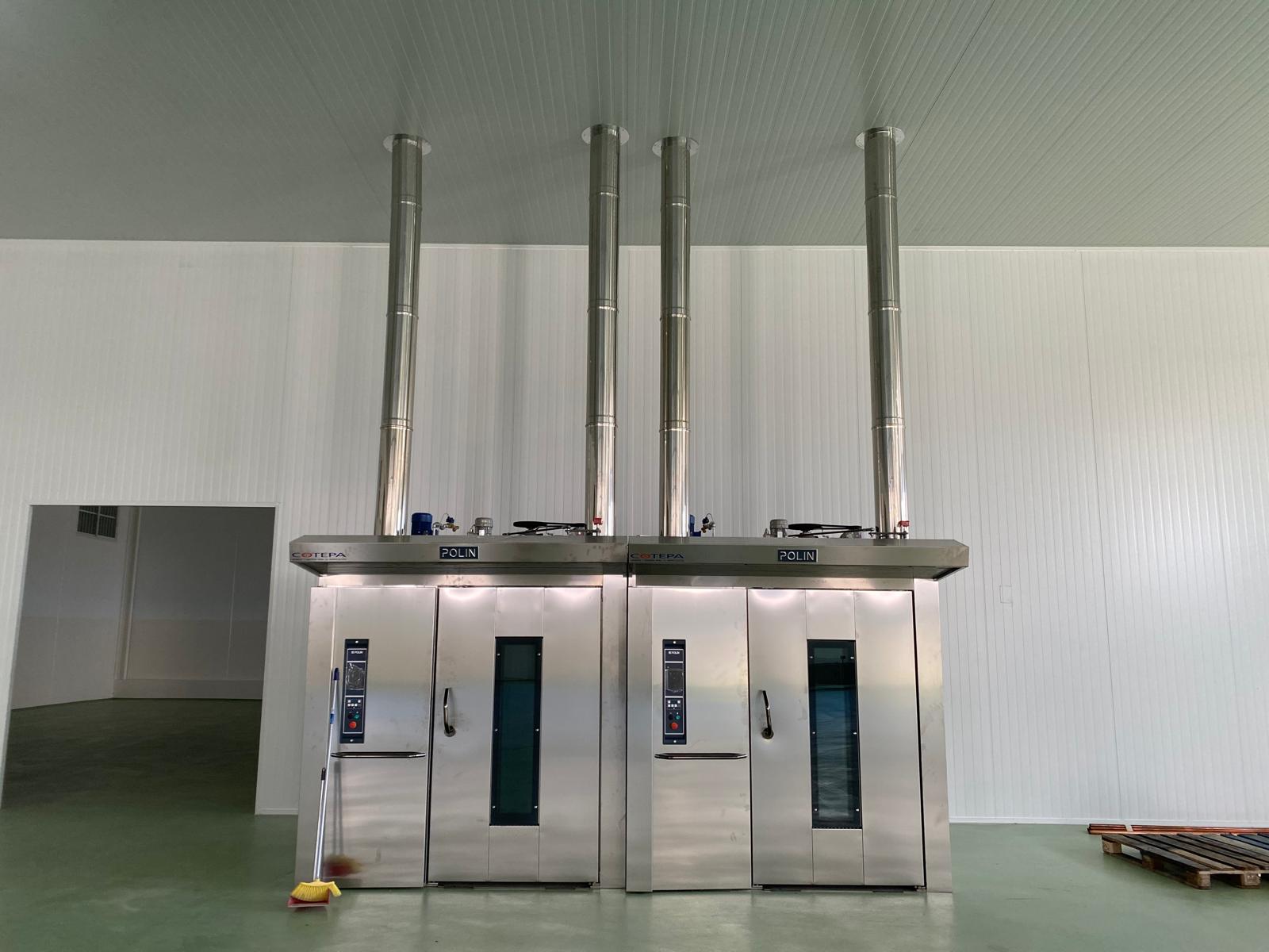 Equipo de montadores especialistas en ventilación industrial trabajando en altura